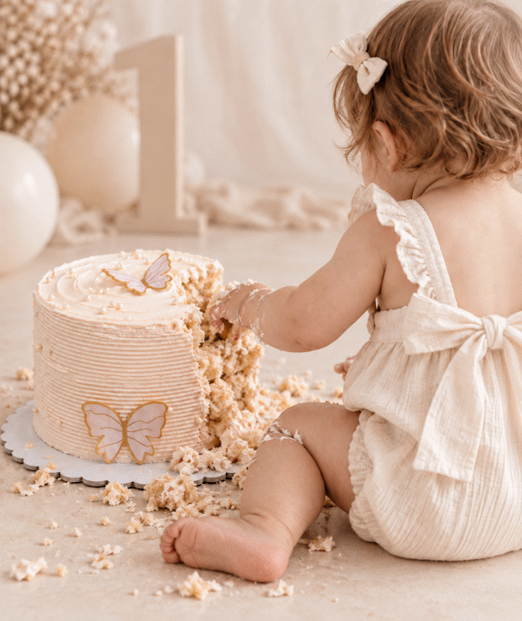 Bebé disfrutando una tarta Smash Cake en sesión de primer cumpleaños en Ourense